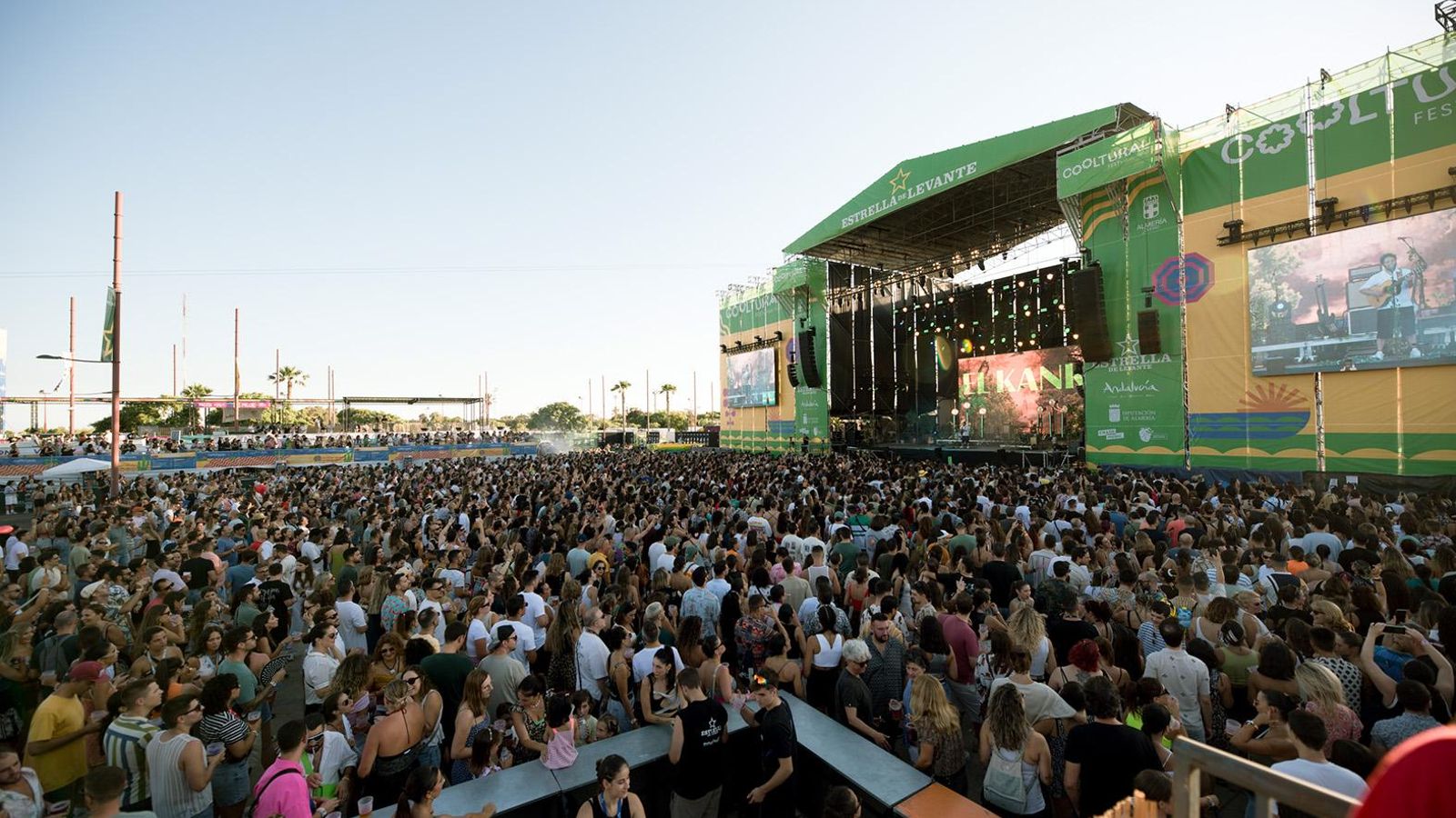 Miles de personas en el Recinto de Conciertos en el Cooltural Fest.