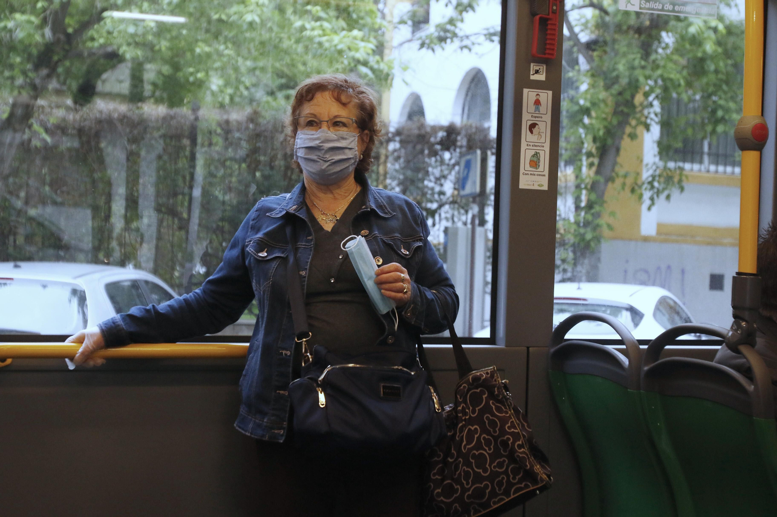 Las fotos del reparto masivo de mascarillas y la vuelta al trabajo en algunos sectores en Córdoba