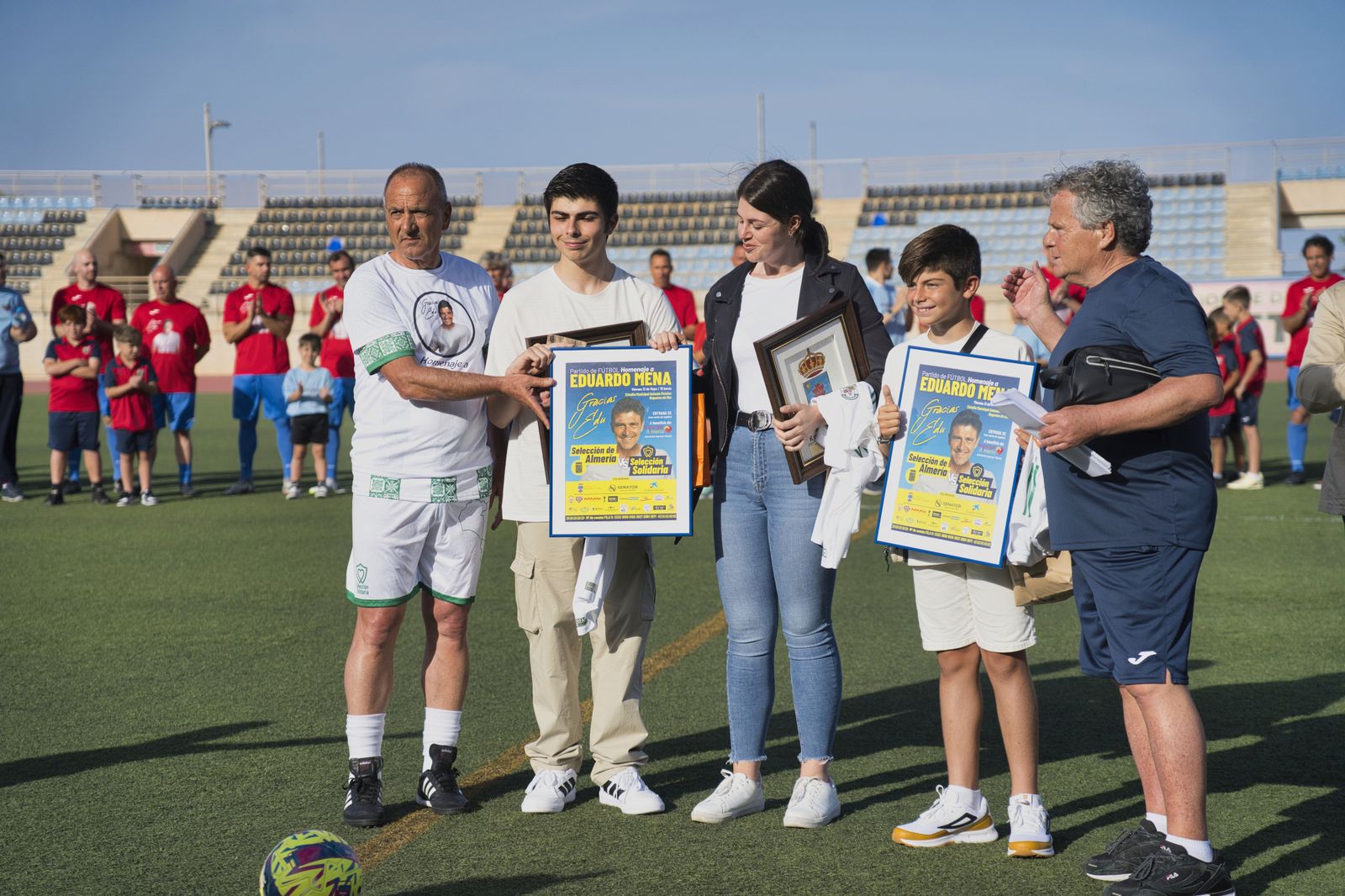 Entrega a la familia de Edu Mena de un cuadro con el cartel del encuentro entre otras distinciones como homenaje.
