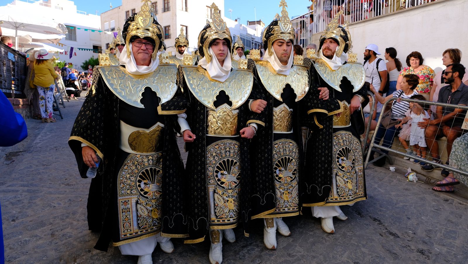 El espectacular desfile de Moros y Cristianos de Mojácar, en imágenes