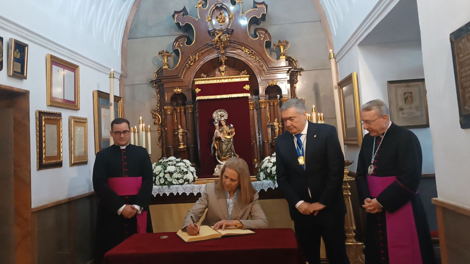 La infanta Elena firma en el libro de oro de la Hermandad de la Cinta.