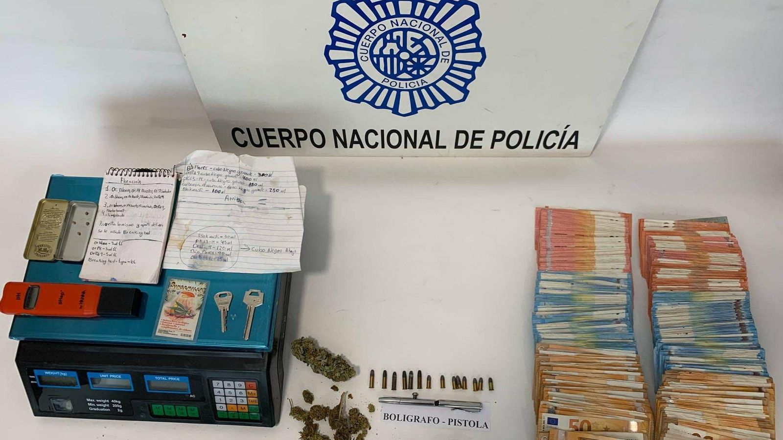 han sido intervenidas casi 1.500 plantas de cannabis sativa, útiles para el cultivo y desarrollo de las plantaciones, un bolígrafo-pistola con munición, cerca de 11.000 euros en metálico, vehículos y numerosos efectos