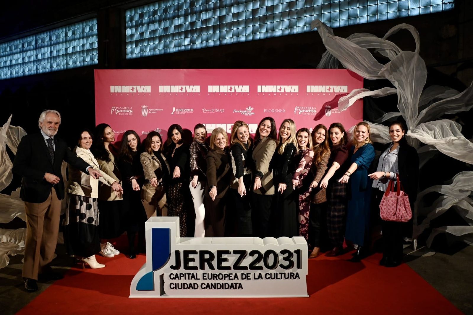 Representantes municipales con las 'influencers' que han respaldado la candidatura de Jerez a Capital Europea de la Cultura