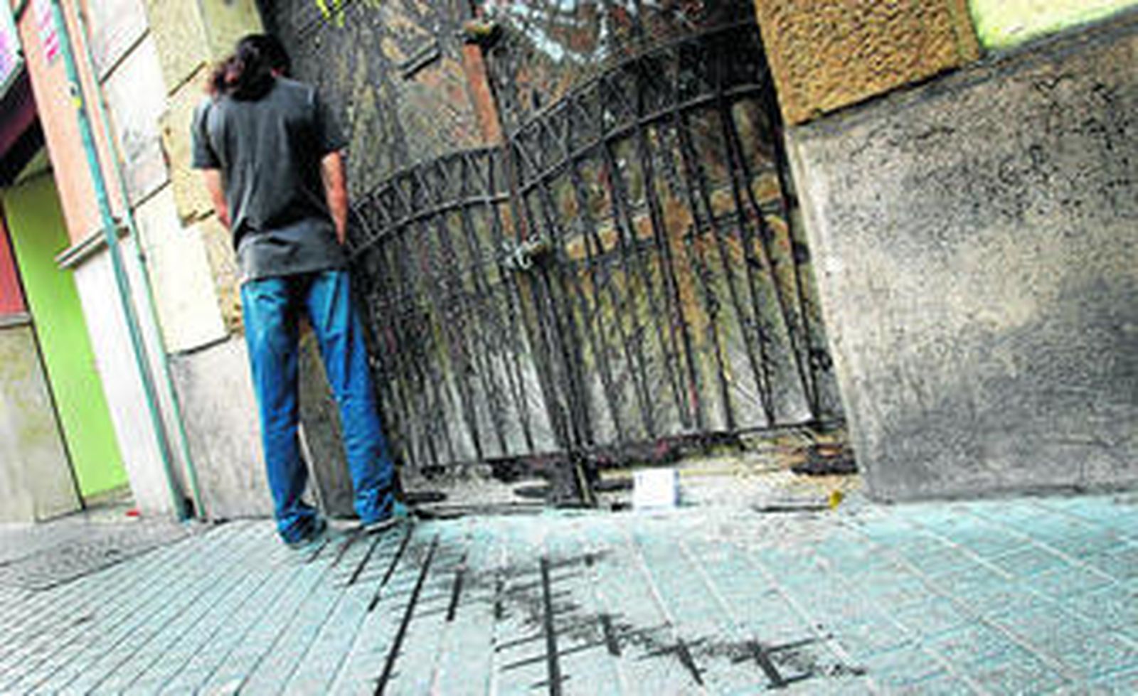 Un joven orina en la esquina de una puerta del centro de la capital, donde ademas había restos de otros orines.