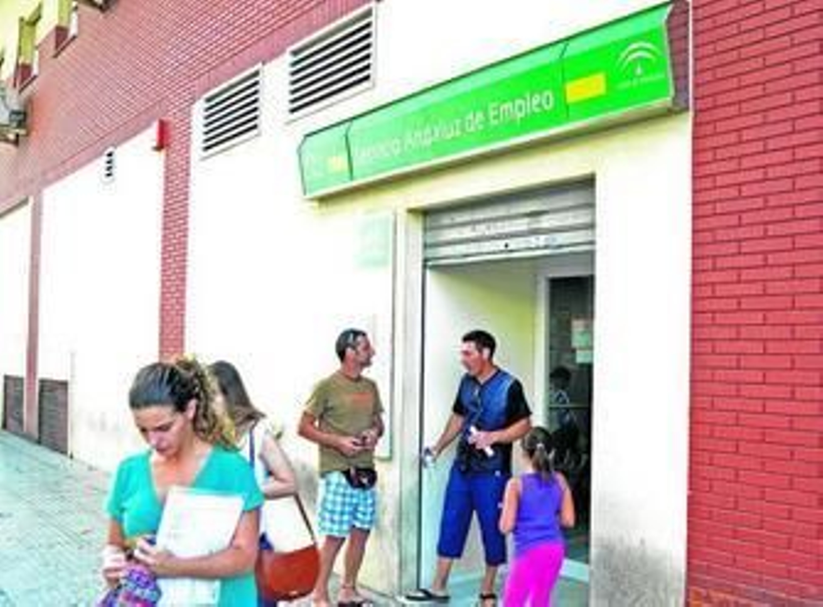 Un grupo de personas sale de una oficina del SAE de Algeciras, ayer.