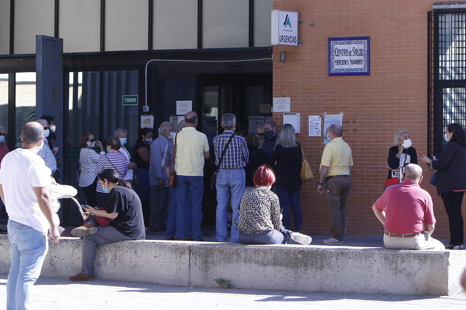 Colas en el centro de salud de Alcosa, en octubre de 2020.