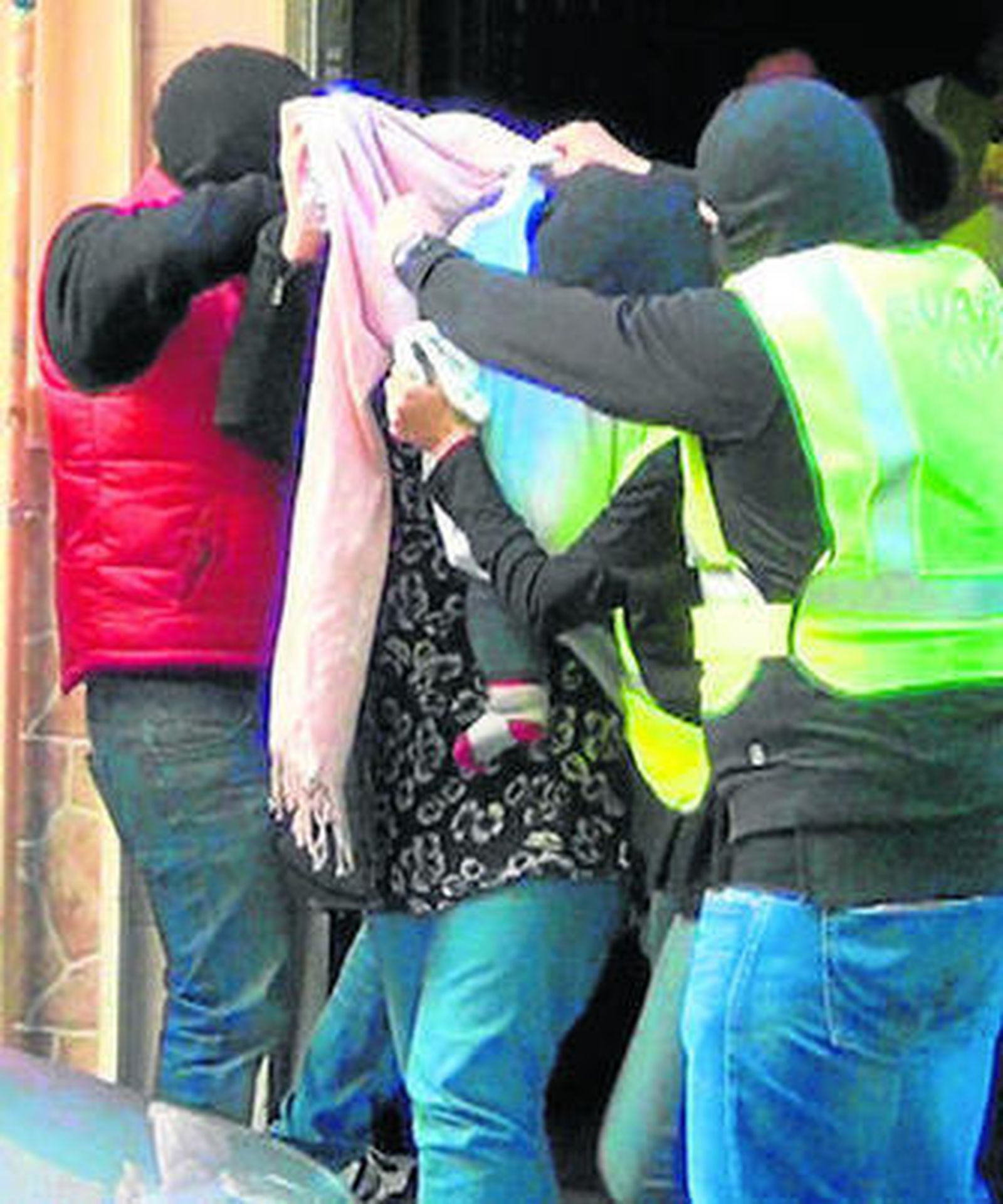 La pareja arrestada estuvo presente en el registro de su vivienda.