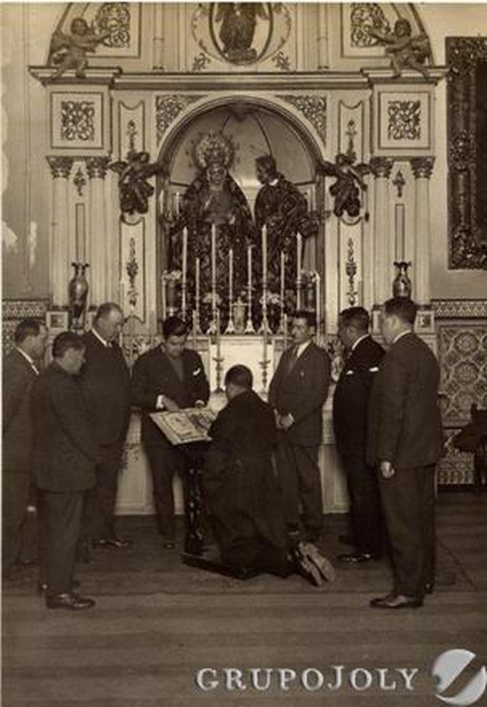 Recibimiento a un hermano de la Hermandad de la Amargura en los años 20.