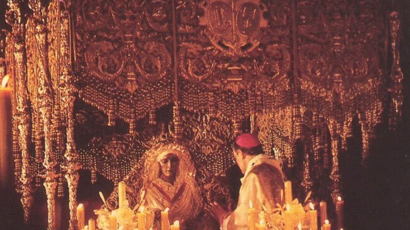 El arzobispo Carlos Amigo tras imponer la corona a la Esperanza de Triana bajo palio