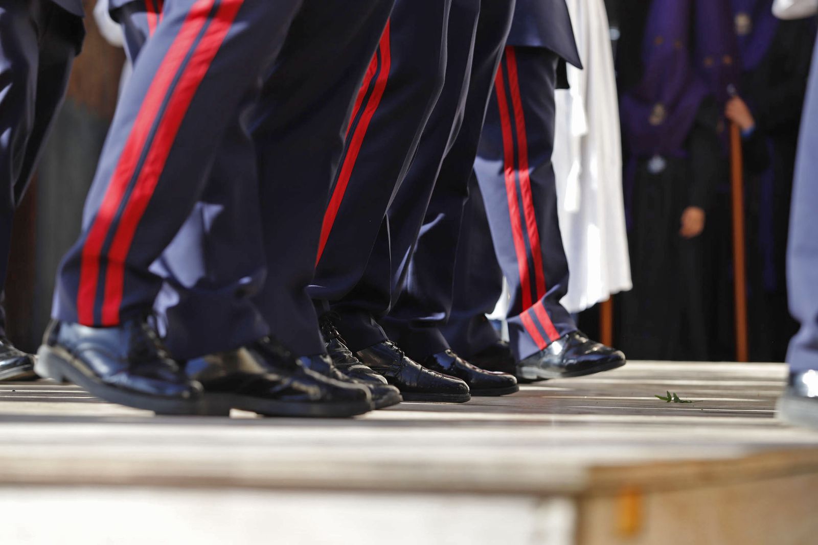 La Hermandad del Descendimiento en su recorrido por las calles de Huelva el Viernes Santo