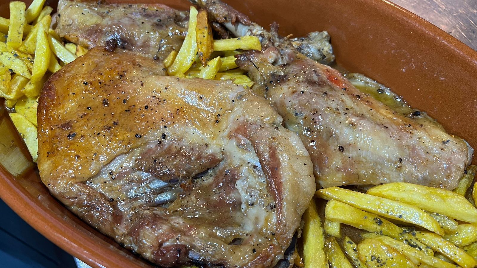 El cabrito malagueño al horno del que disfrutaron Serrat y sus acompañantes como plato principal