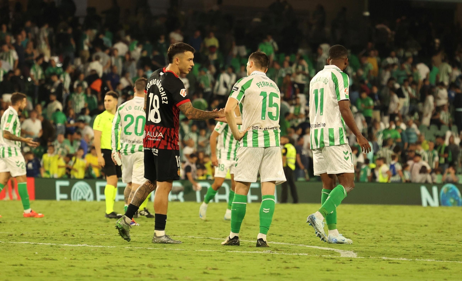 Perraud, cabizbajo, felicita a Antonio Sánchez por la victoria.