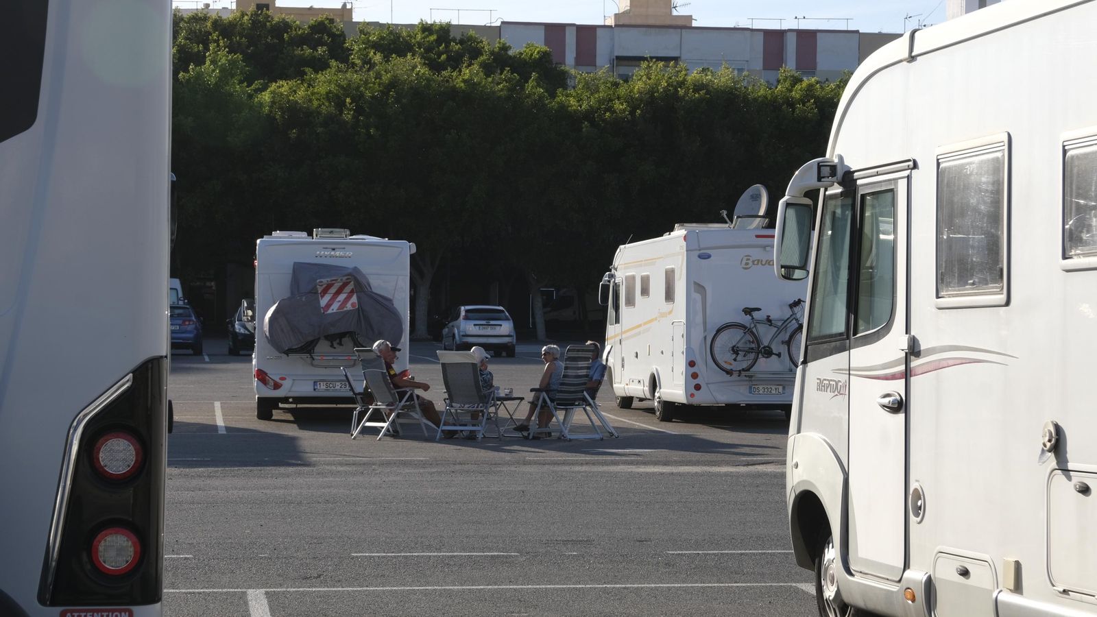 Usuarios de las autocaravanas, en su mayoría centroeuropeos, comparten tertulia por las tardes