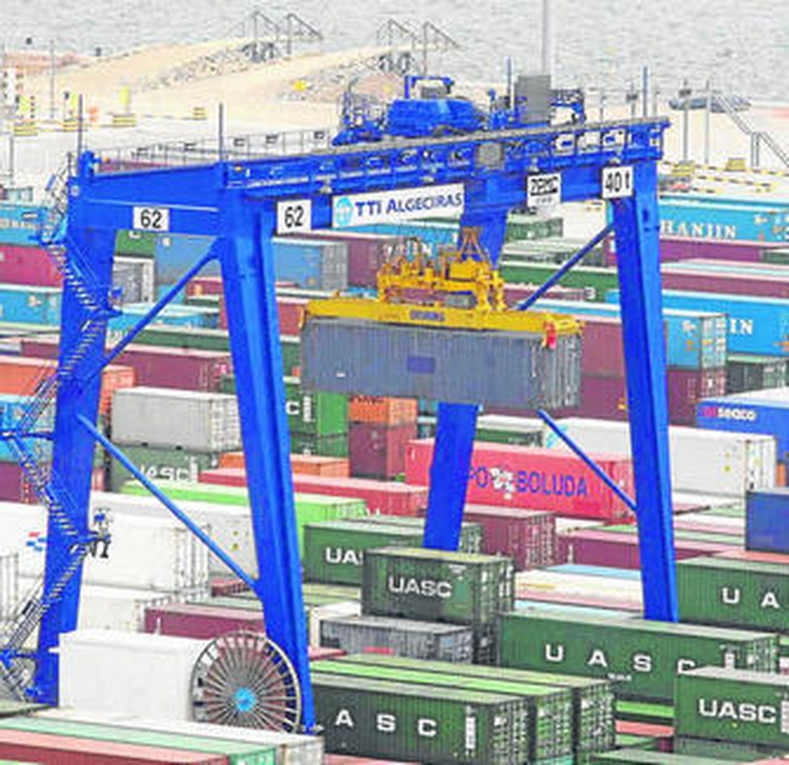 Una grúa del patio de TTI Algeciras, en una imagen reciente.