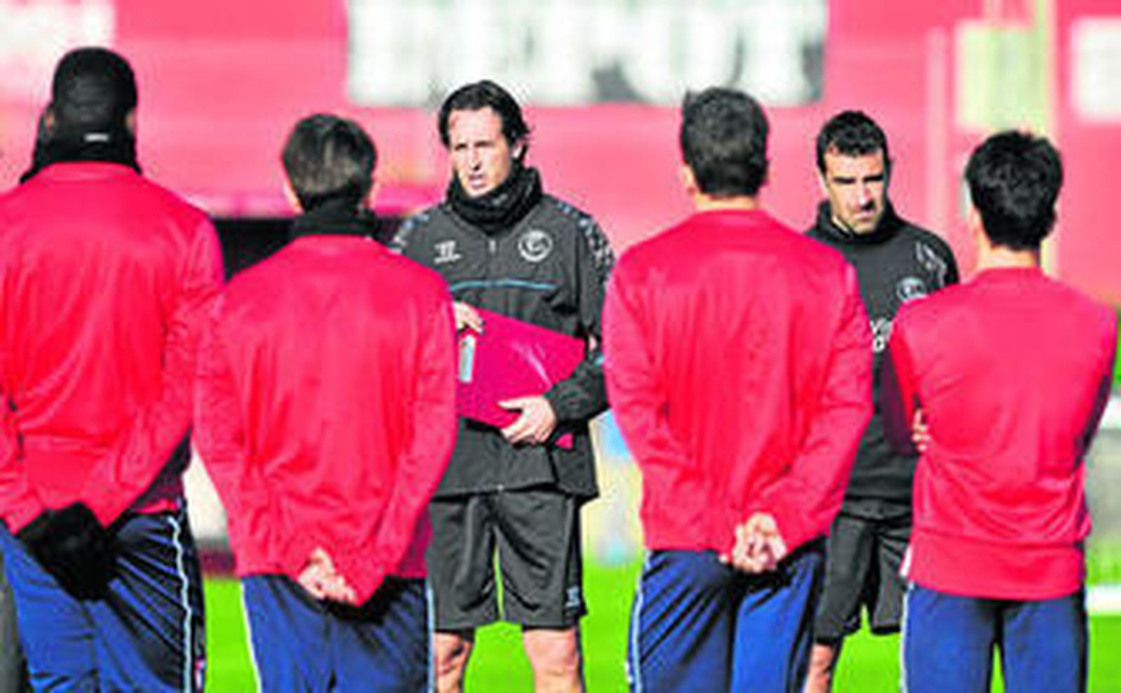 Unai Emery, junto a su primer ayudante, Juan Carlos Carcedo, se dirige a varios jugadores en la habitual charla pos partido.