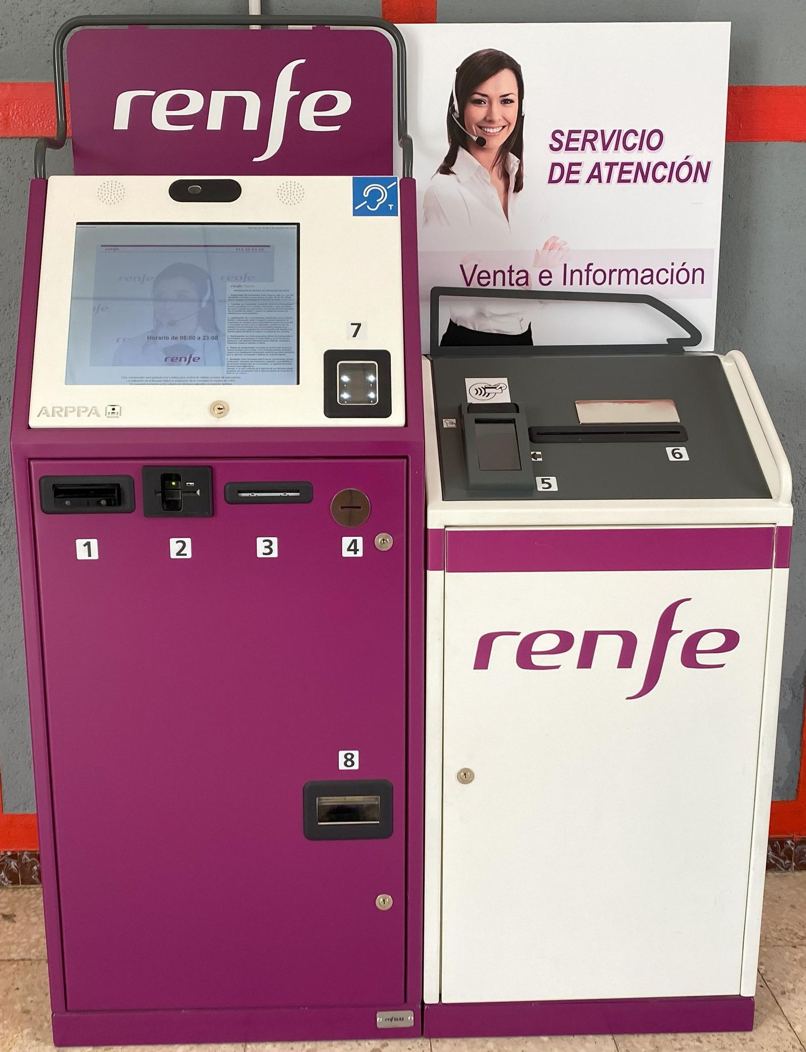 Máquinas de Renfe de compra de billetes e información al usuario.