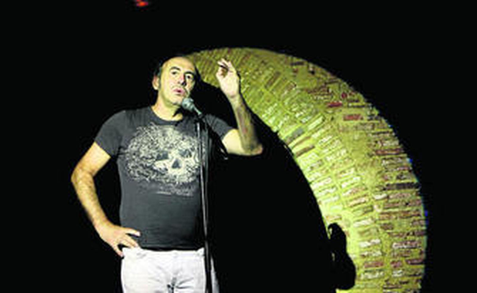 Pedro Reyes en la sala Gramola, ayer.