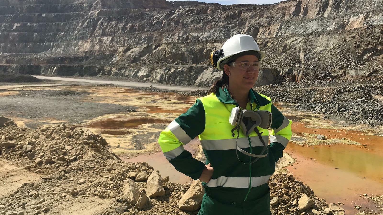 Alejandra Alcázar posa en plena mina