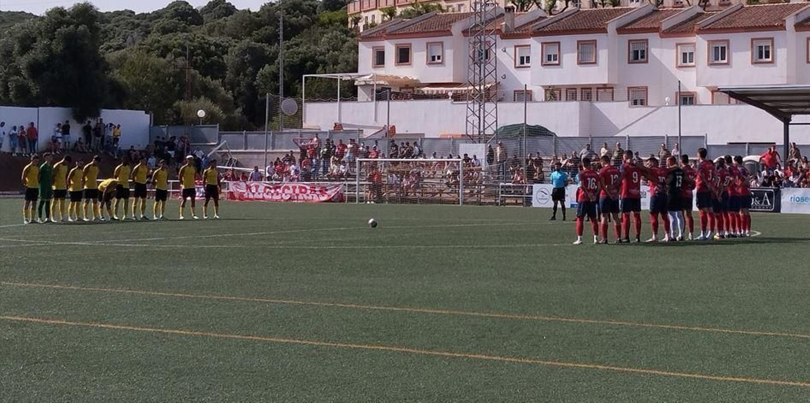 Los jugadores de Guadiaro y Algeciras B guardan un minuto de silencio