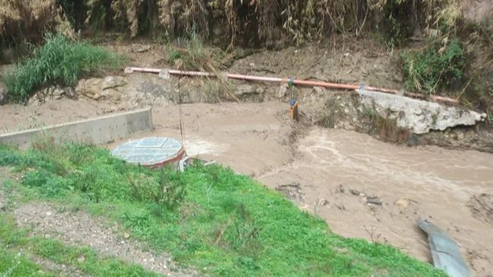 Agua llenas de fango tras las lluvias en el municipio de Álora