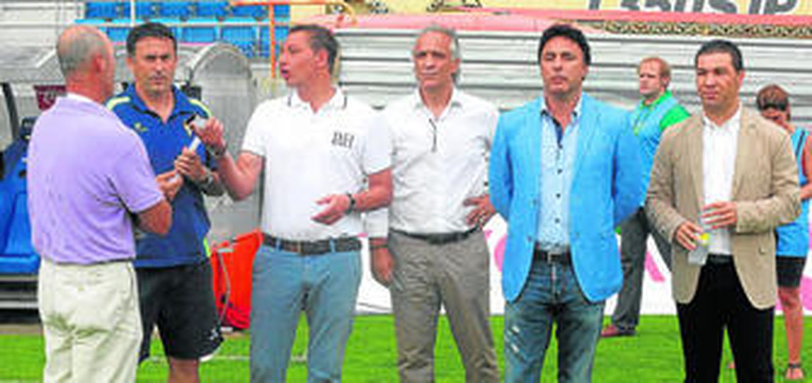 Alfonso Cortijo (i), Juanma Carrillo, Richard Moar, Quique Pina y Juan Carlos Cordero, ayer en el terreno de juego minutos antes del comienzo del encuentro.