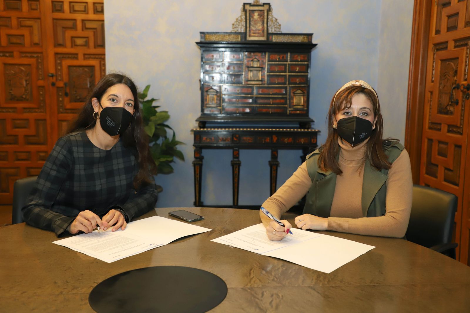 Firma del acuerdo entre Cajasur y la Diputación.