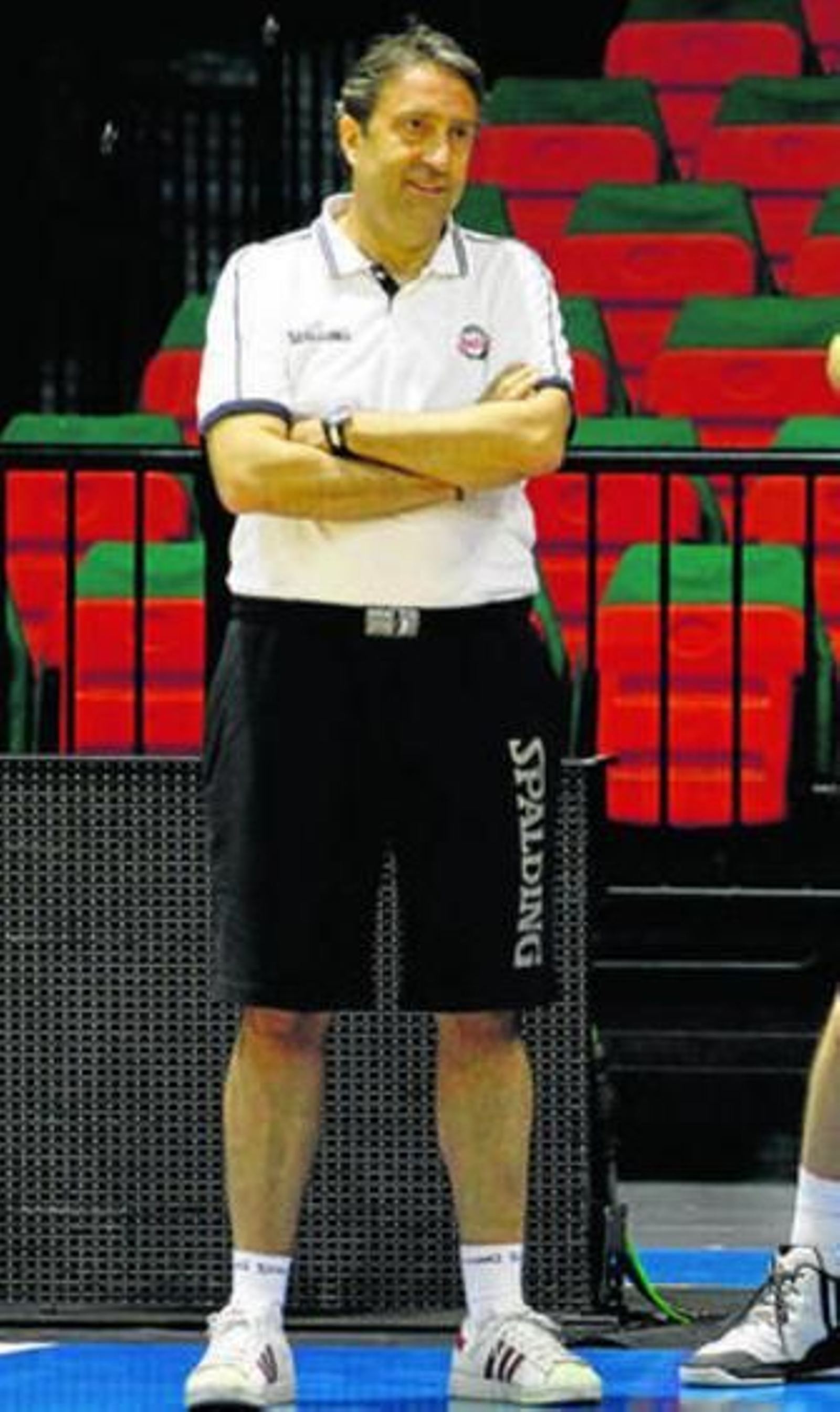 Luis casimiro, entrando en el vestuario del CB Sevilla en San Pablo.