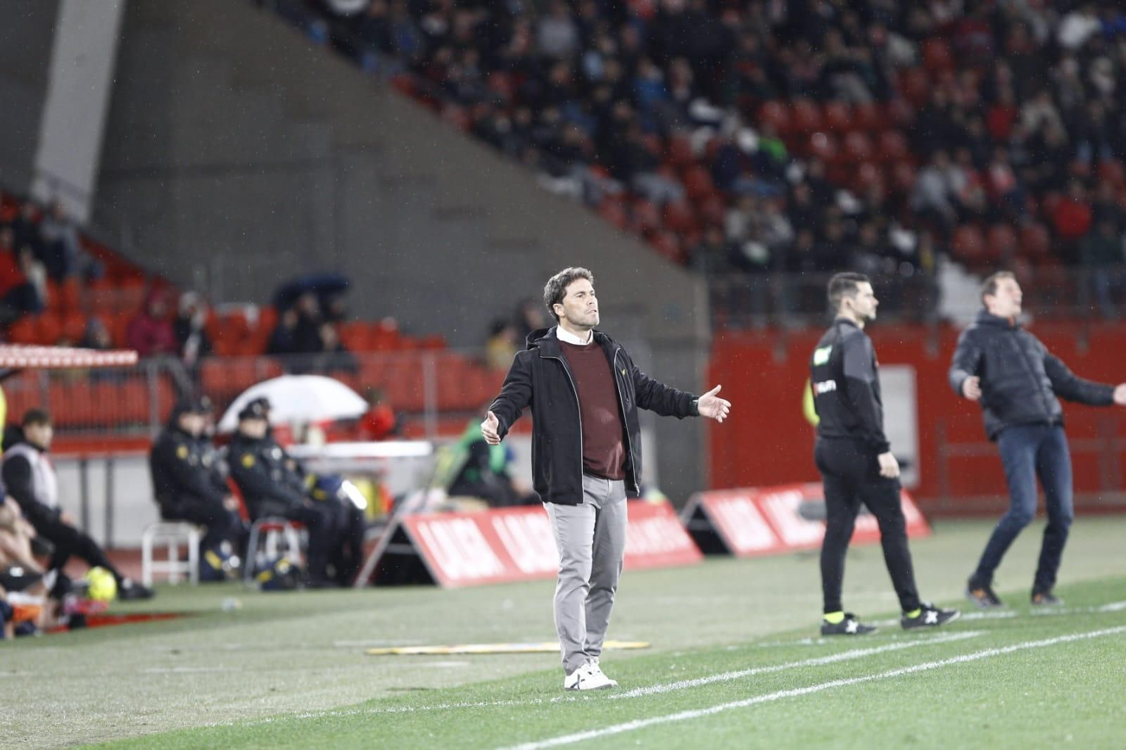 Rubi alza los brazos en señal de disconformidad en el choque ante el Burgos