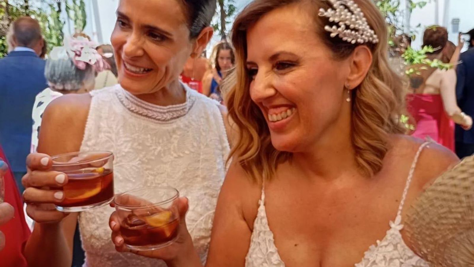 Las dos novias festejando su boda.