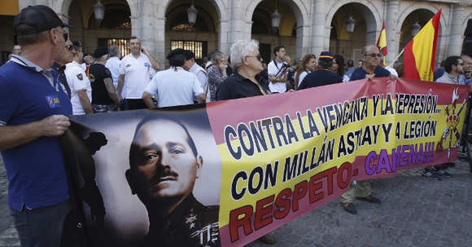 Concentración de legionarios contra el cambio de nombre de la calle Millán-Astray