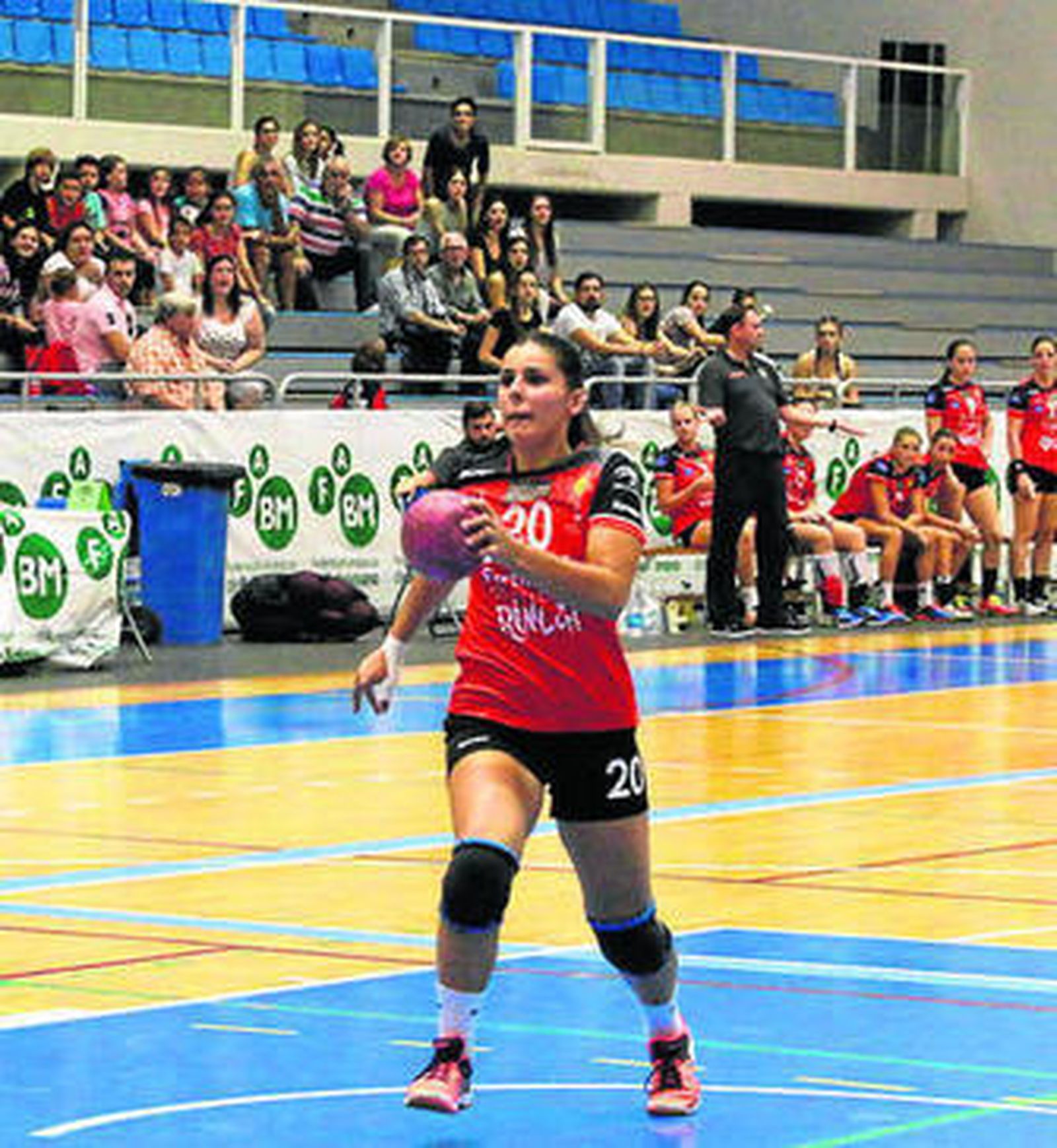 Paula Valdivia encara a la meta rival.