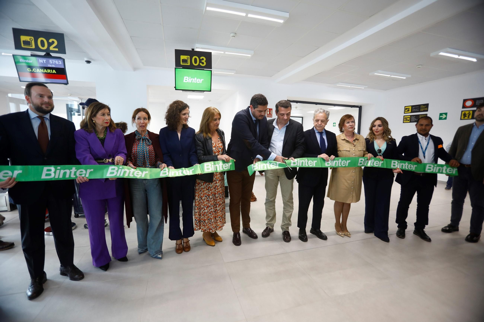 El aeropuerto de Córdoba recibe el primer vuelo de Binter desde Canarias, en imágenes