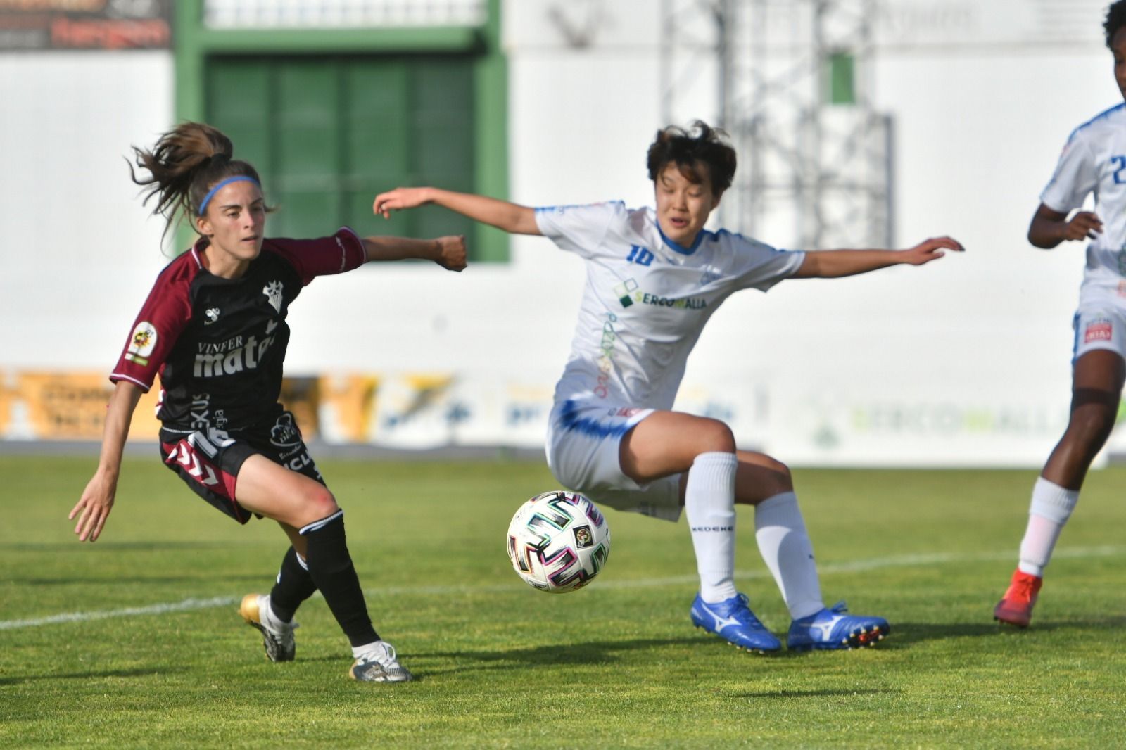 Ayaka pugna por el balón con una rival.