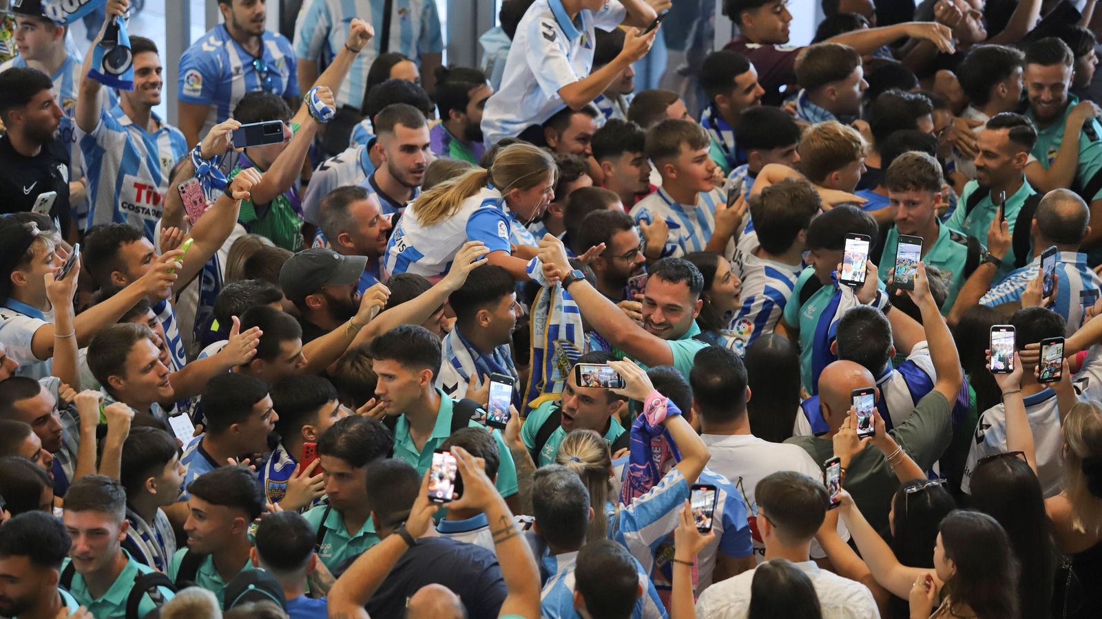 Las fotos de la afición despidiendo al Málaga en el aeropuerto antes de ir a Tarragona