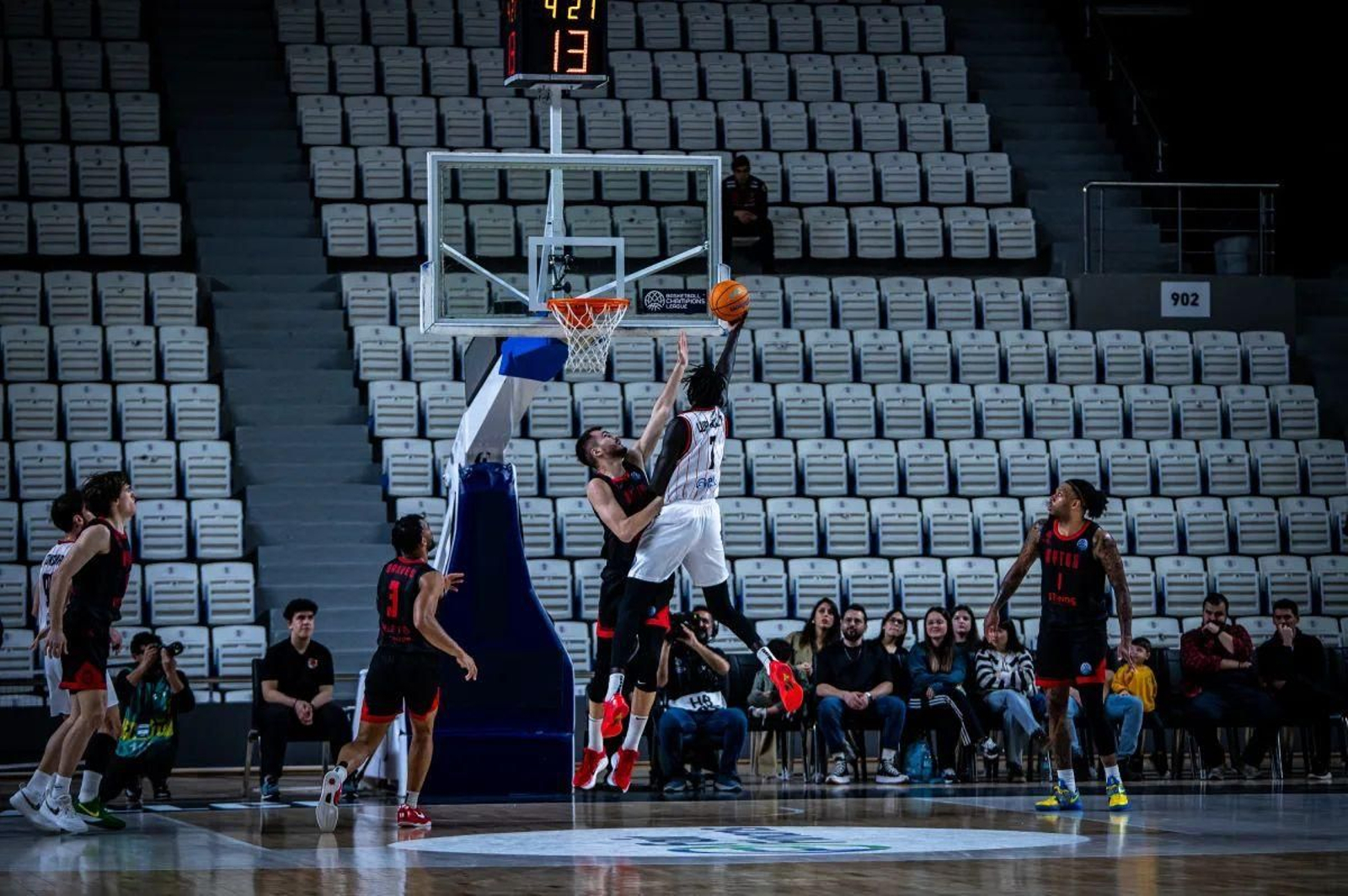 BCL: El Manisa tritura al Rytas y agita el grupo del Unicaja