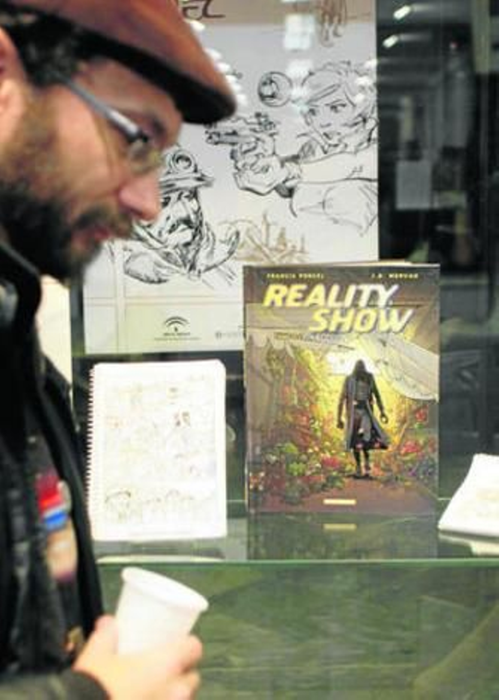 1. Francis Porcel, ayer, en la Escuela de Arte de Granada, momentos antes de la inauguración de la muestra que recopila su trabajo más personal de los últimos diez años. 2 y 3. Dos de las historias que expone Porcel donde destaca su tratamiento del paisaje, con muchos detalles pero sin caer en la sobrecarga.