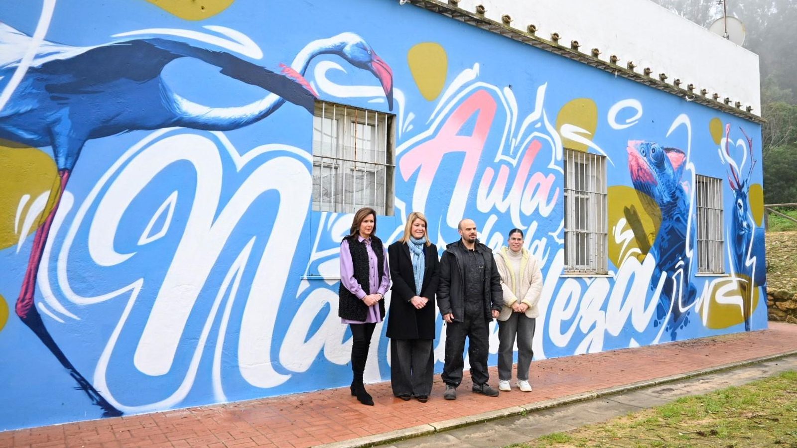 Autoridades municipales y Manomatic en el lateral de la Casa Garrido Perelló, sede del Aula de la Naturaleza del Parque Moret.