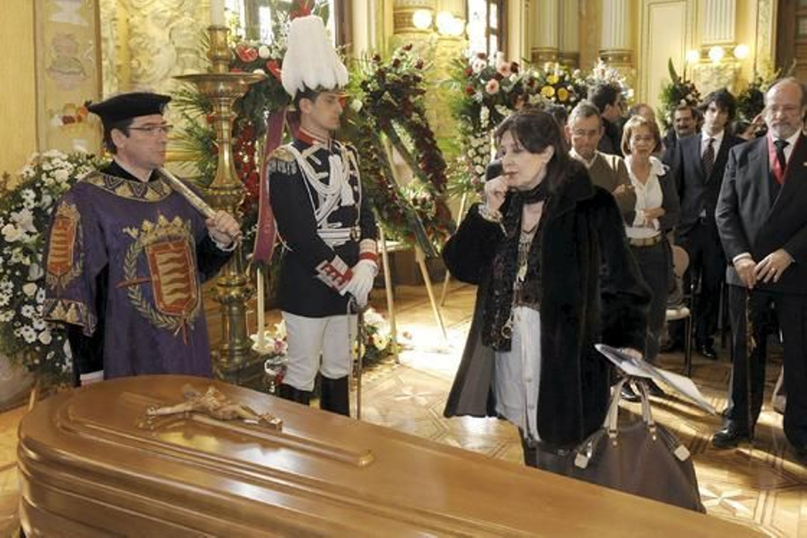 La actriz Concha Velasco asiste a la capilla ardiente.

Foto: agencias