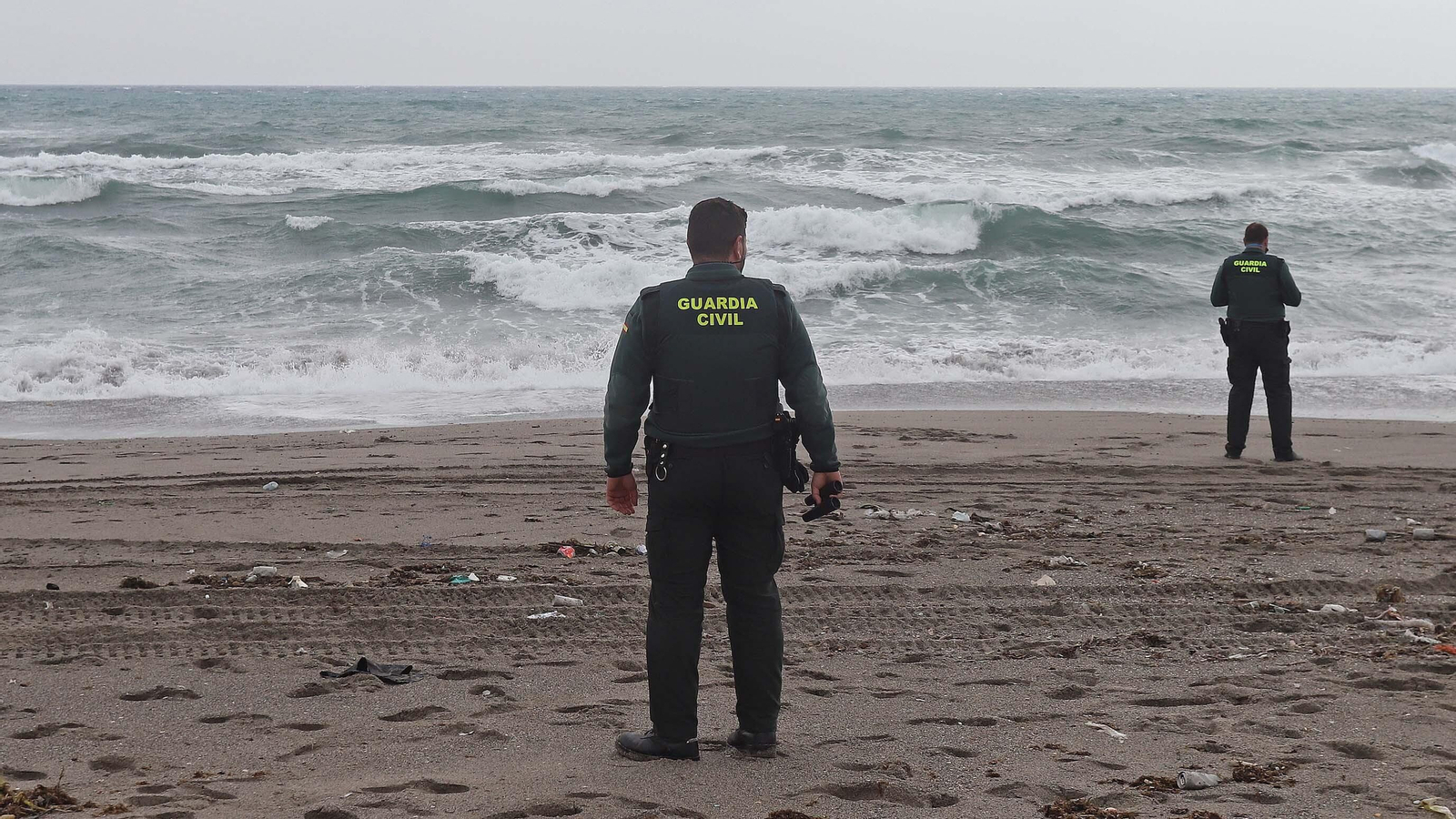 Busqueda de fardos de hachís en La Línea