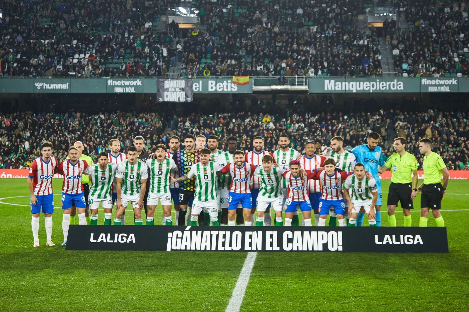Los jugadores del Betis y del Girona posan juntos al inicio dell partido de sta última temporada en Heliópolis.