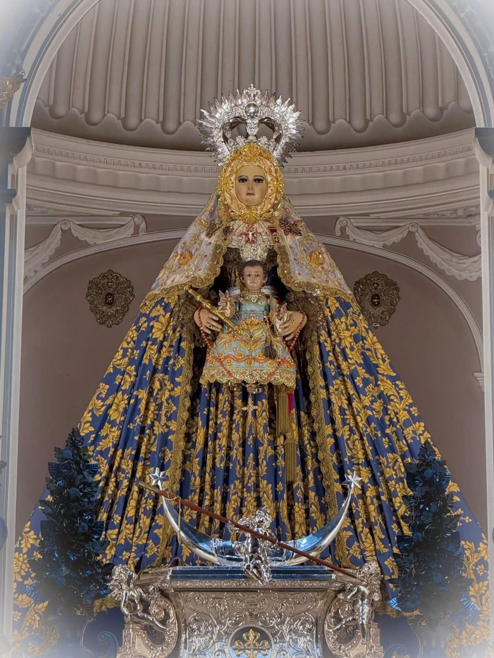 La Virgen del Rosario, en su camarín de la iglesia de Santo Domingo.