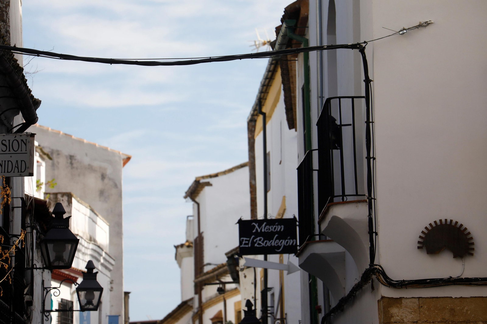 El cableado aéreo campa a sus anchas en el Casco Histórico de Córdoba, en imágenes