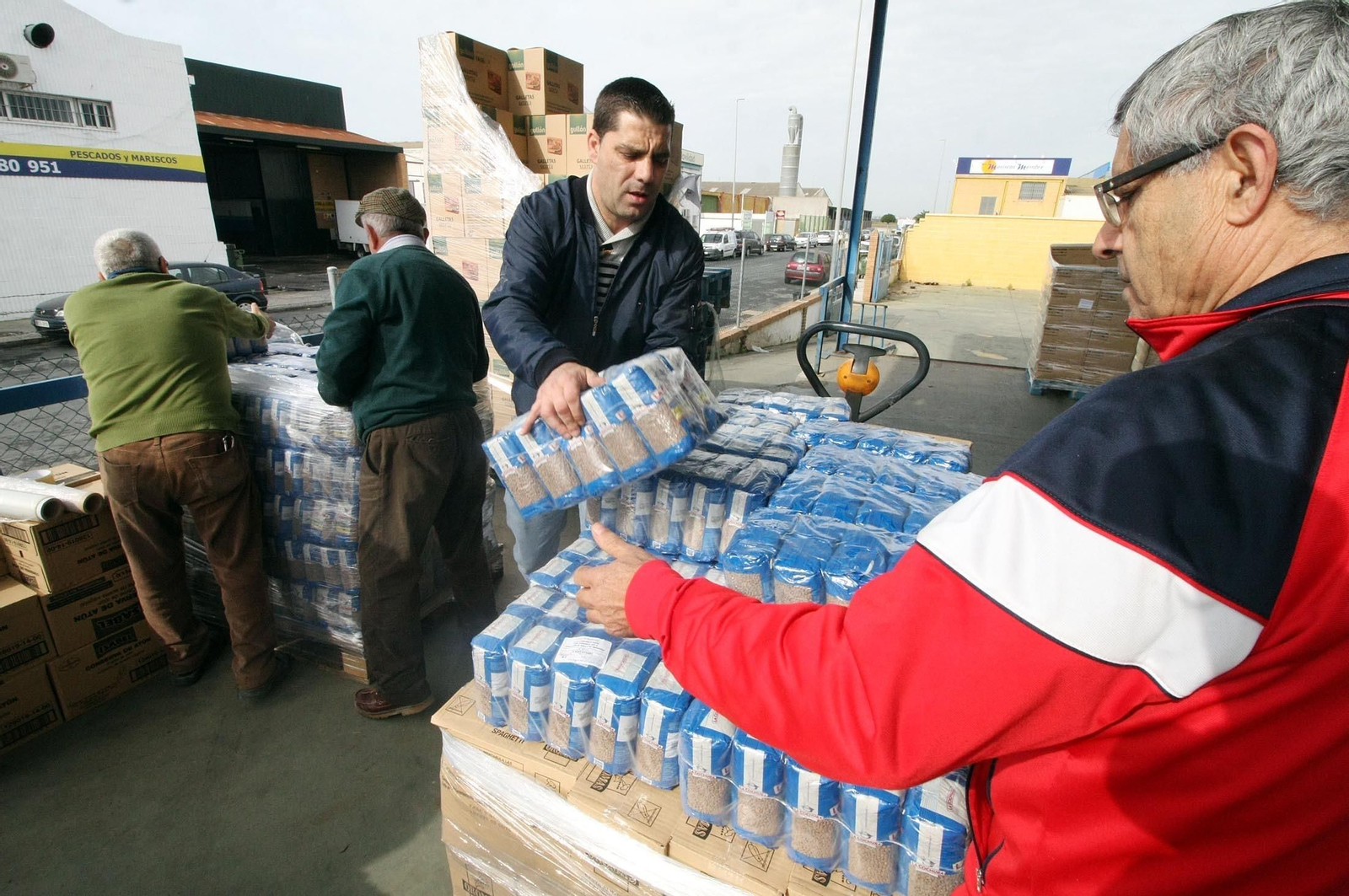 Un grupo de voluntarios introduce productos alimenticios en el centro de almacenaje y distribución del Banco de Alimentos de Huelva. Un grupo de voluntarios introduce productos alimenticios en el centro de almacenaje y distribución del Banco de Alimentos de Huelva.