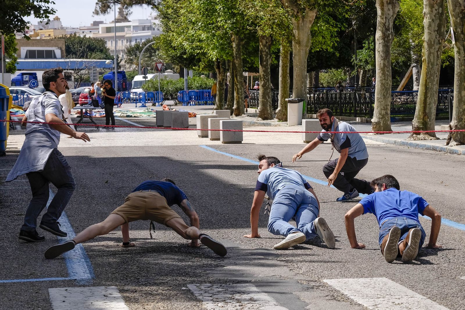 Unos jóvenes juegan en una de las jornadas en las que se peatonalizó la Plaza de España.
