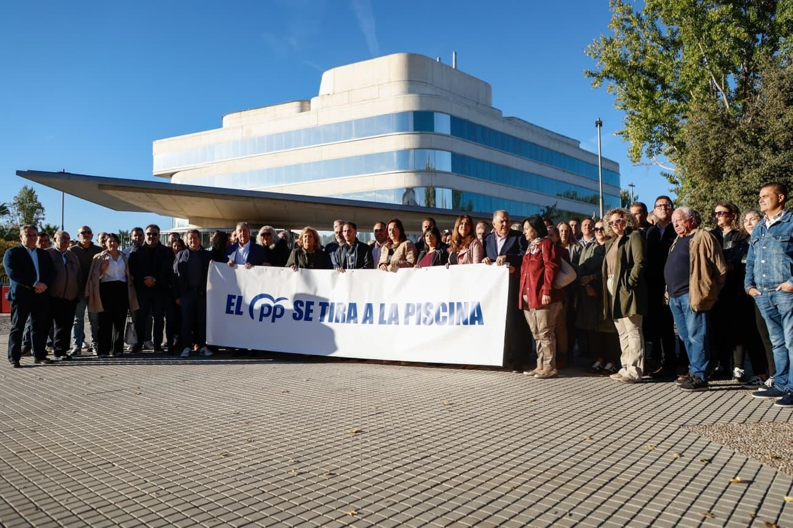 Los representantes del PSOE de Granada no entraron en el Pleno para protestar ante la sede de la Diputación