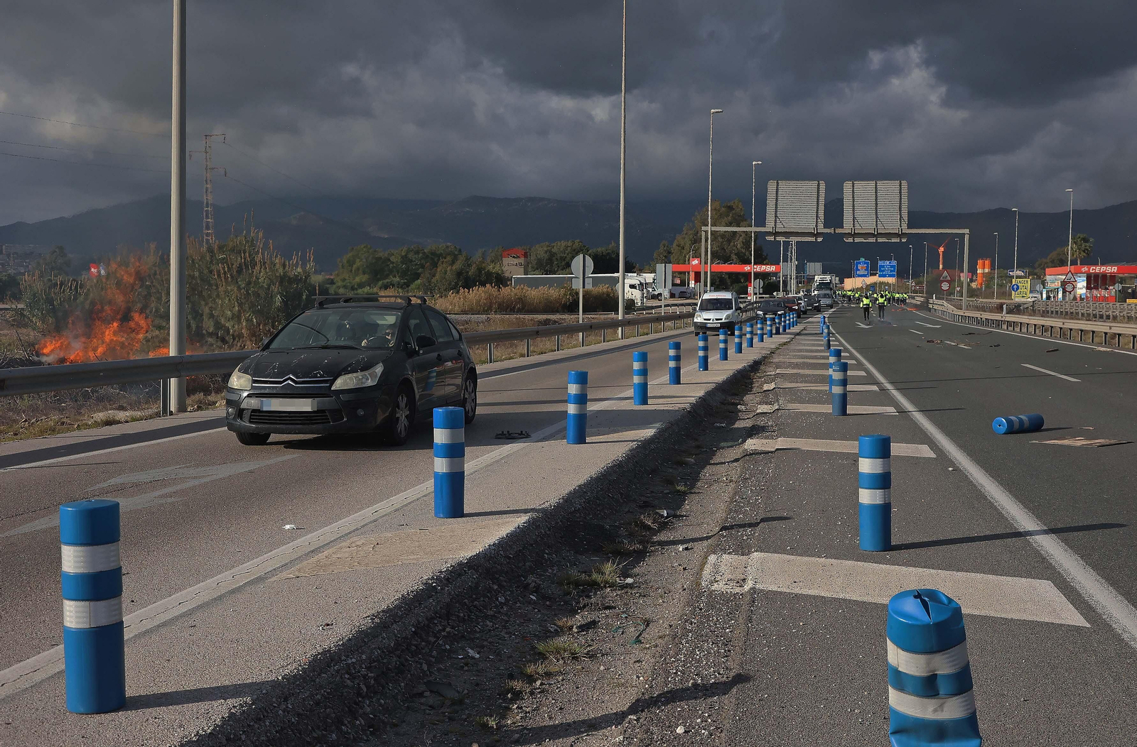 Imágenes del corte de la A7 por los huelguistas de Acerinox tras las negociaciones en el Consejo Andaluz de Relaciones Laborales