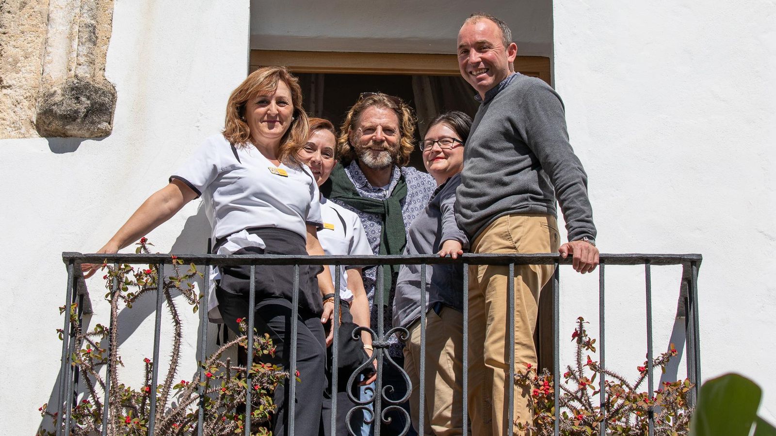 James Stuart junto a algunos miembros del personal.