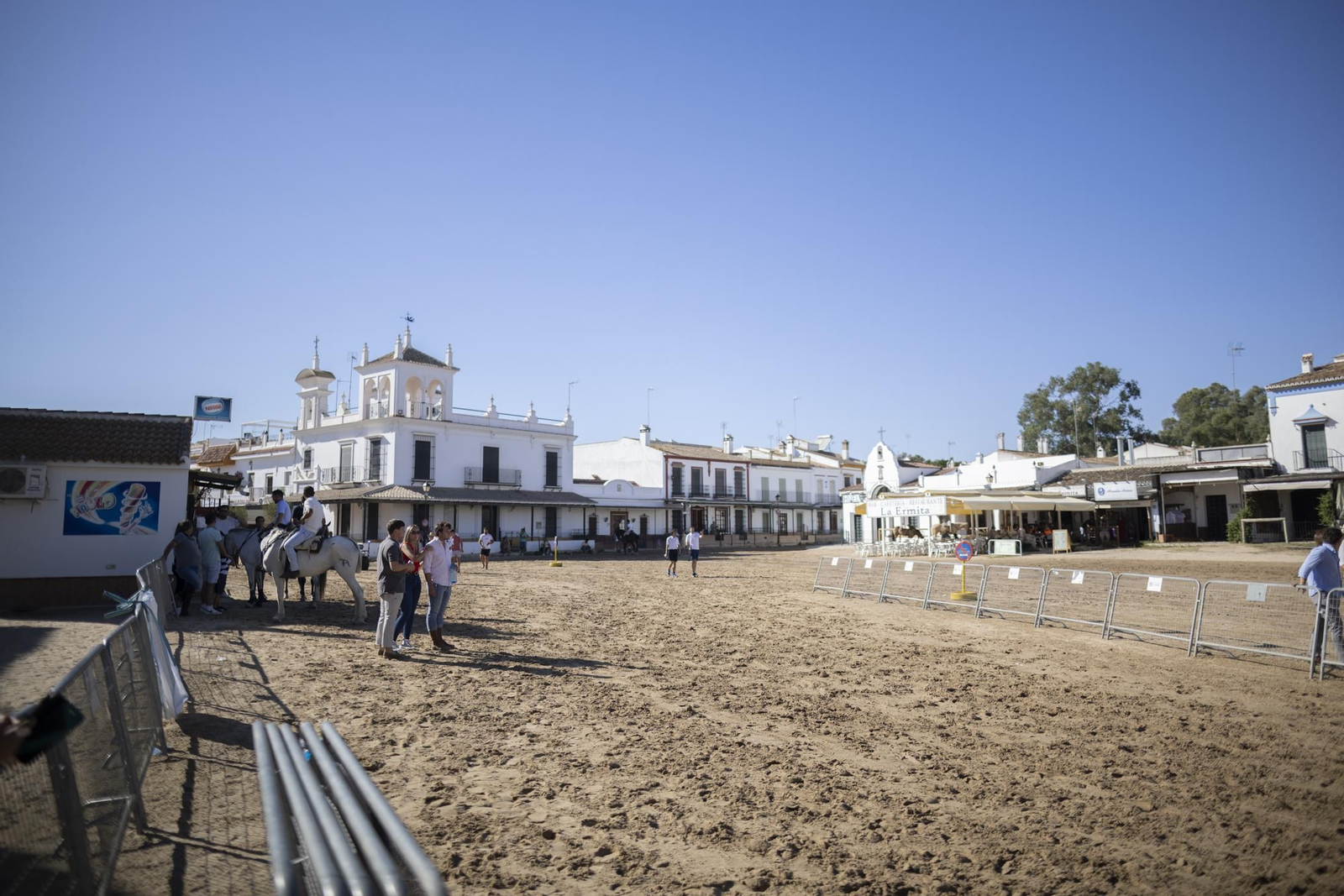 Ambiente del jueves 18 de agosto en la aldea de El Rocío durante el Rocío Chico