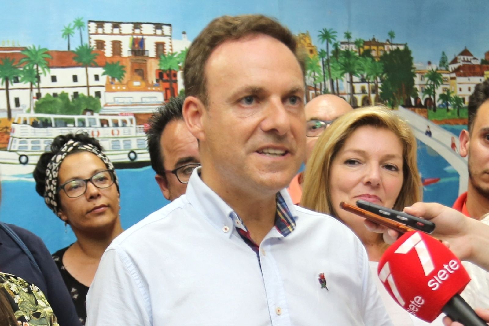 El socialista David de la Encina, en la sede del PSOE durante la noche electoral del pasado domingo.