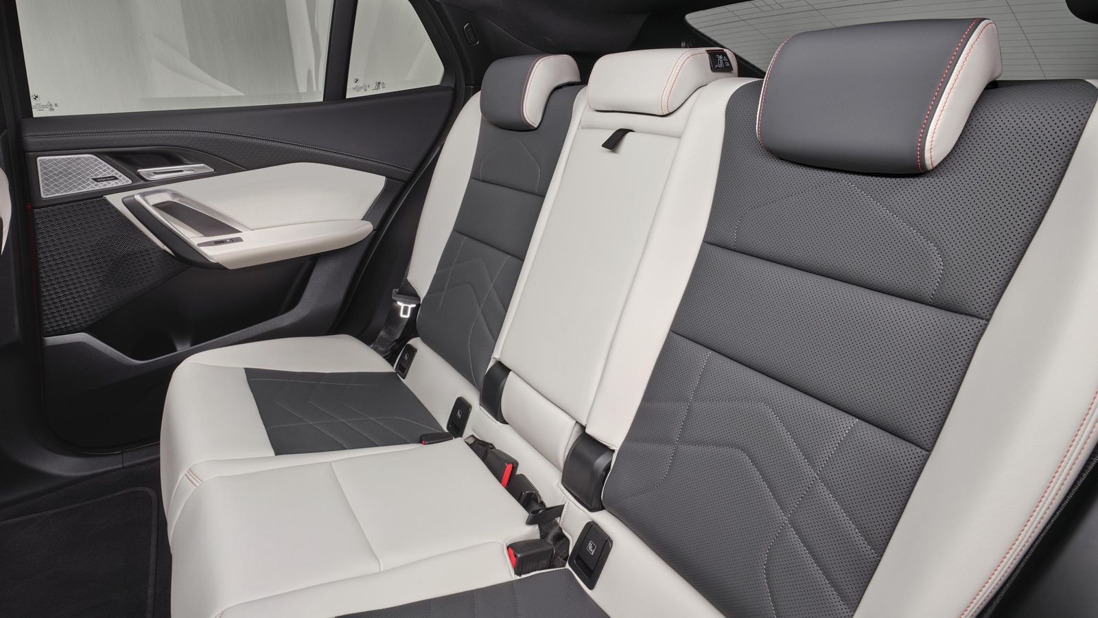 El habitáculo del X2 promete amplitud, aunque la forma del techo condiciona la altura disponible en las plazas traseras si las ocupan personas altas.